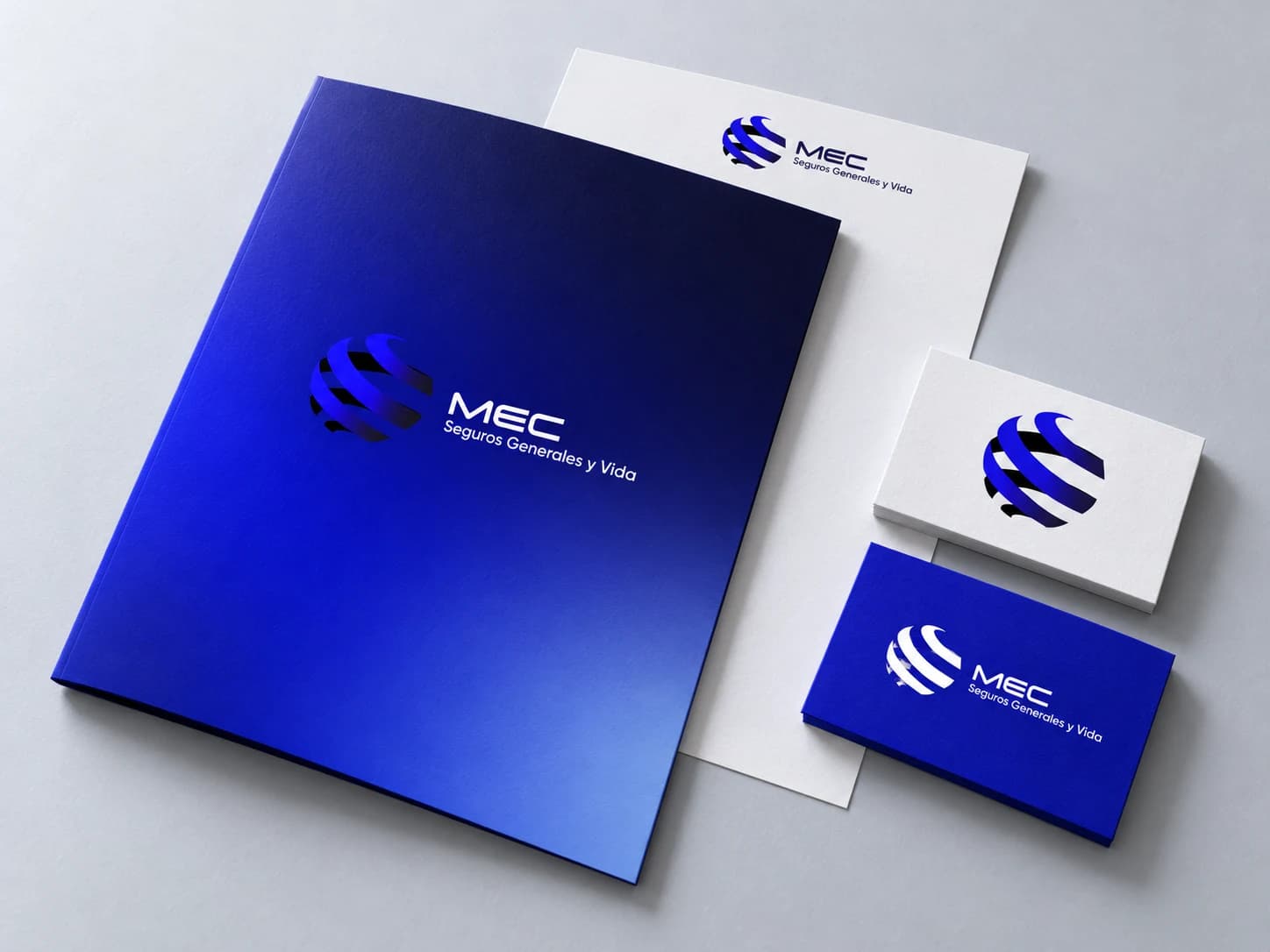 Propuesta de papelería con carpeta y tarjetas que aplican la identidad azul de MEC Seguros