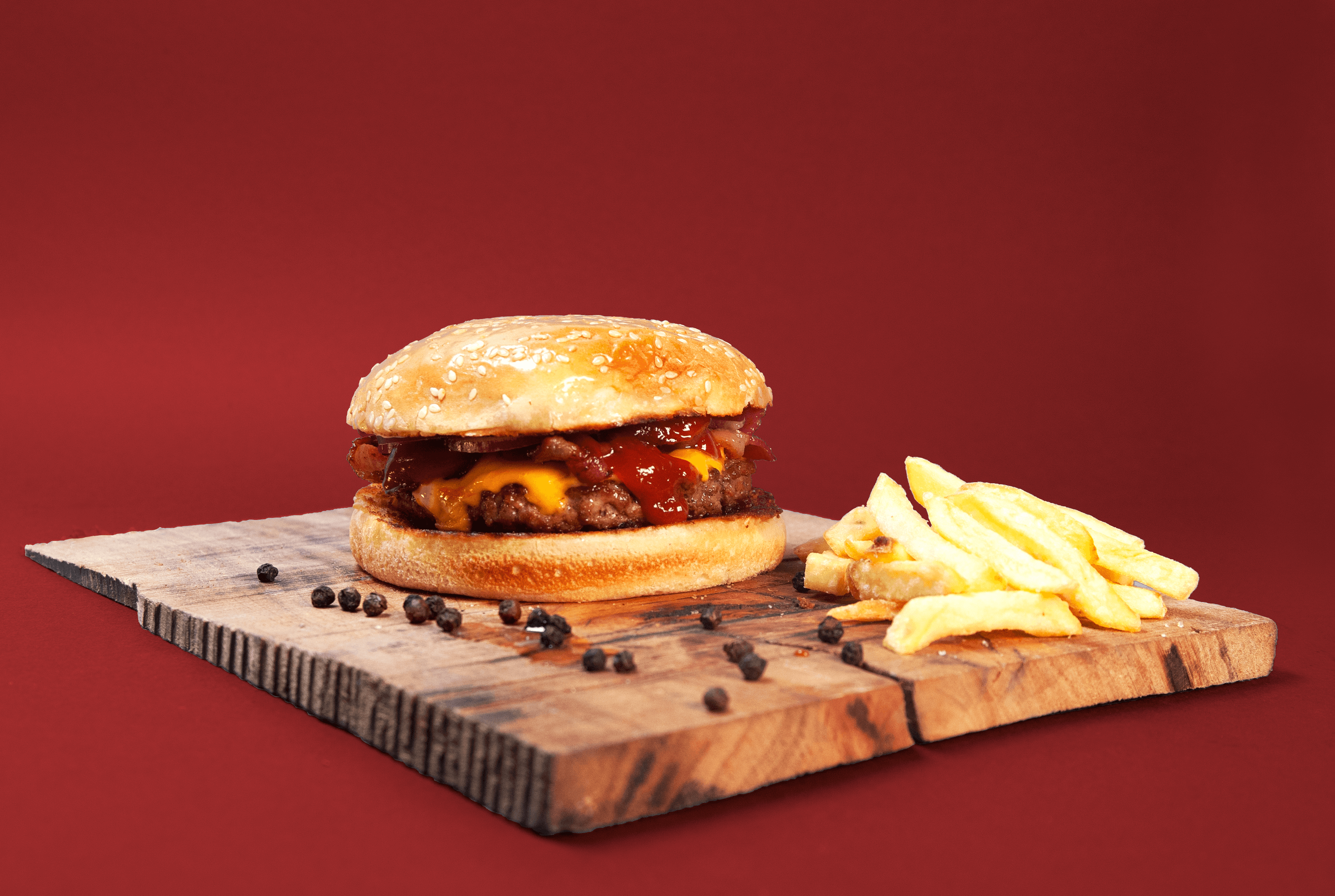 Hamburguesa de Mortero Food con papas sobre una tabla de madera