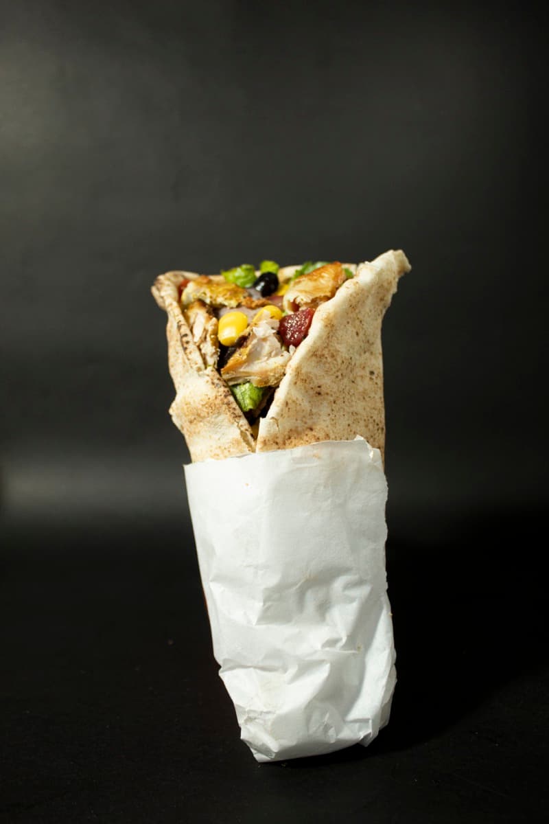 Shawarma fotografiado sobre fondo oscuro